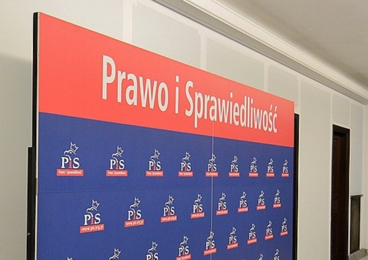 Prawo i Sprawiedliwość Czy wyborcy PiS chcieliby bezpartyjnego kandydata na prezydenta? Jest sondaż