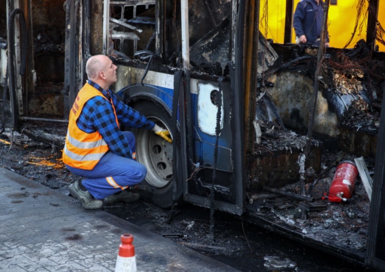 Pożar autobusu hybrydowego w Krakowie Pożar autobusu hybrydowego w Krakowie. Strażacy walczyli z ogniem blisko trzy godziny