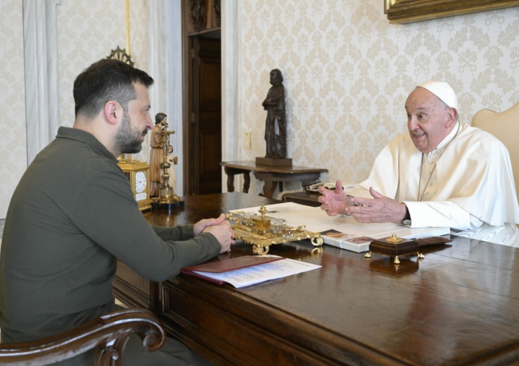 Od lewej: Wołodymyr Zełenski, papież Franciszek Papież przyjął na audiencji prezydenta Ukrainy