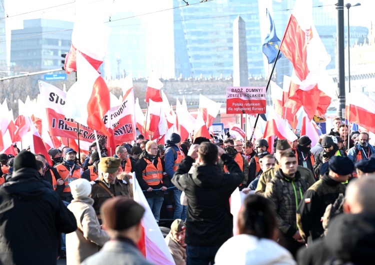 Marsz Niepodległości w Warszawie Marsz Niepodległości 2024. Warszawski ratusz na 