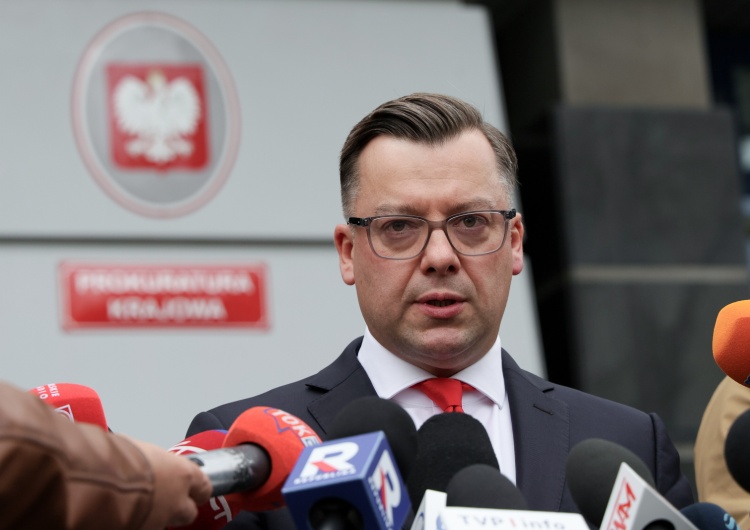 Przemysław Nowak Prokuratura twierdzi, że postawiła dzisiaj Romanowskiemu zarzuty. Obrona odpowiada