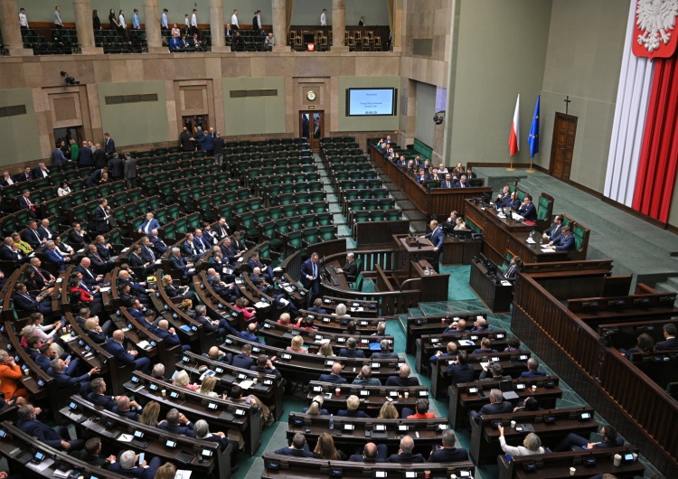 Sejm: Posłowie PiS opuścili salę plenarną podczas przemówienia premiera Posłowie PiS opuścili salę plenarną podczas wystąpienia Tuska. Poseł PiS wyjaśnia