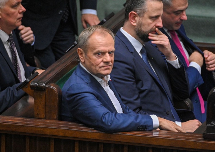 Donald Tusk Niezalezna.pl: Rząd Tuska przywraca pełne emerytury funkcjonariuszom SB. 