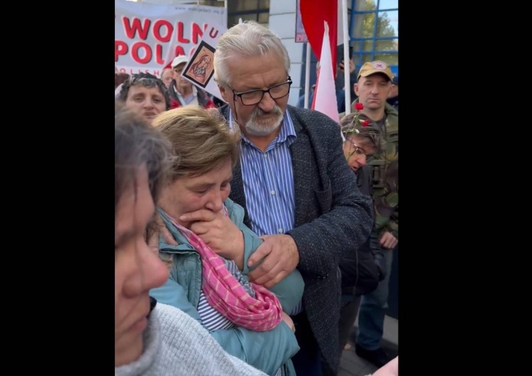 Rodzice ks. Michała Olszewskiego Rodzice ks. Olszewskiego pod Prokuraturą Krajową. To nagranie łamie serce