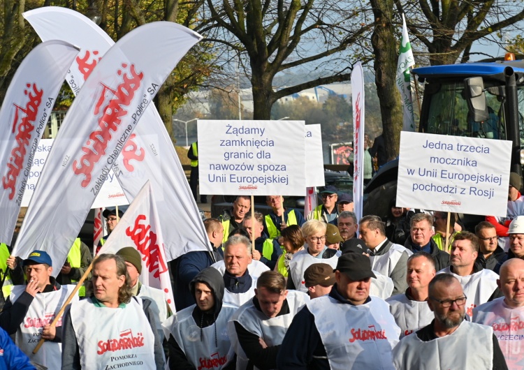 Protest przed urzędem wojewódzkim w Szczecinie  Solidarność protestowała w Szczecinie w obronie zagrożonych miejsc pracy