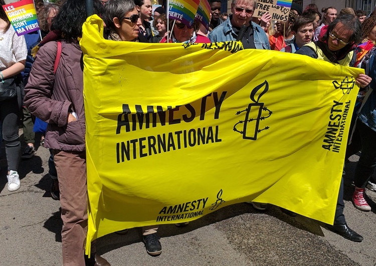 Flaga Amnesty International Amnesty International poprosiło Panią Mirosławę o pieniądze. Po tej odpowiedzi pewnie już więcej nie poproszą