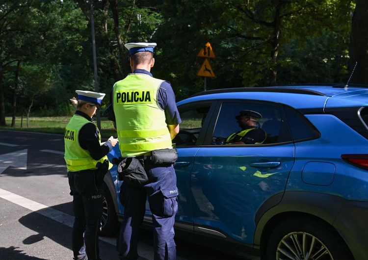 Policjanci ruchu drogowego przeprowadzają ogólnopolskie działania kontrolno-prewencyjne - zdjęcie ilustracyjne Lekarz kierował pod wpływem alkoholu. Sąd umorzył postępowanie ze względu na 