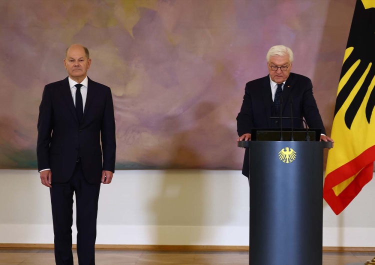 Olaf Scholz i Frank-Walter Steinmeier Polityczne trzęsienie ziemi w Niemczech. Prezydent jest gotów rozwiązać parlament