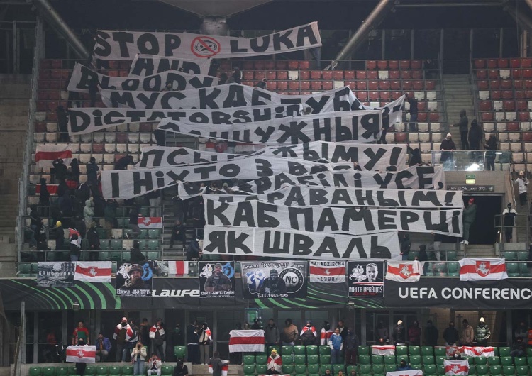 Kibice Dynama Mińsk w Warszawie Legia Warszawa – Dynamo Mińsk. Ochrona zabrała kibicom z Białorusi transparenty uderzające w Łukaszenkę