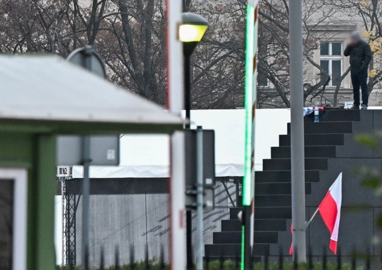 Mężczyzna na Pomniku Smoleńskim Warszawa: Mężczyzna wszedł na pomnik smoleński z przedmiotem przypominający broń [WIDEO]