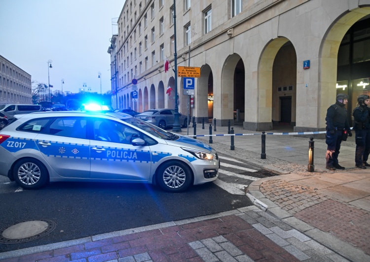 Policja blokuje wejście na plac Piłsudskiego w Warszawie Mężczyzna wszedł na pomnik smoleński. Nowe informacje