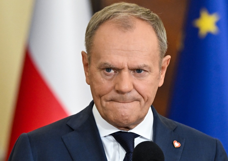 Donald Tusk Incydent na konferencji premiera z udziałem naszej dziennikarki. Kompromitacja Tuska międzynarodowym viralem