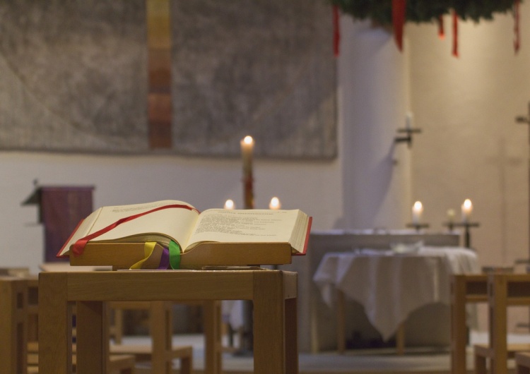 Wnętrze kościoła w czasie liturgii, zdjęcie poglądowe Nożownik zaatakował kapłana odprawiającego Mszę św. 