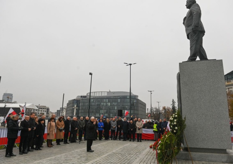 uroczystości pod pomnikiem smoleńskim Można oblepiać pomnik smoleński prowokacyjnymi naklejkami? Jest reakcja policji