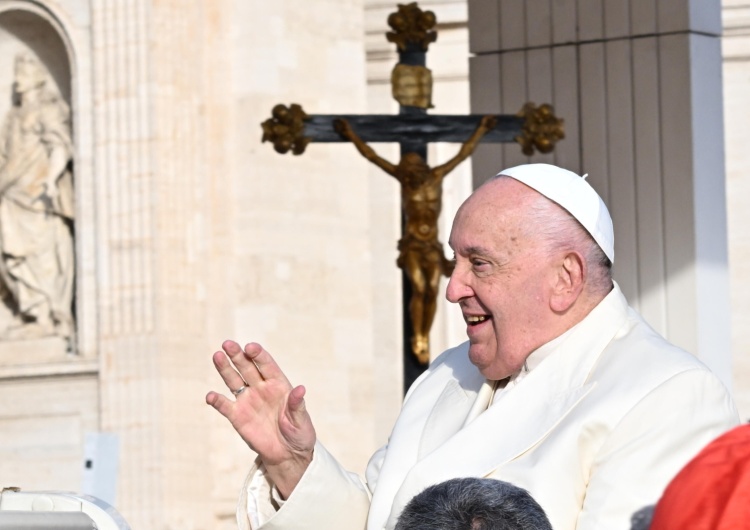 Papież Franciszek Papież: Polacy walczyli o niepodległość także z różańcem w ręku. Czcijcie serce Maryi