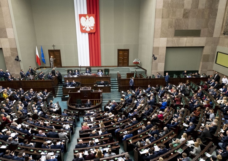 Obrady Sejmu RP Tylko pięć partii w Sejmie. Zobacz najnowszy sondaż