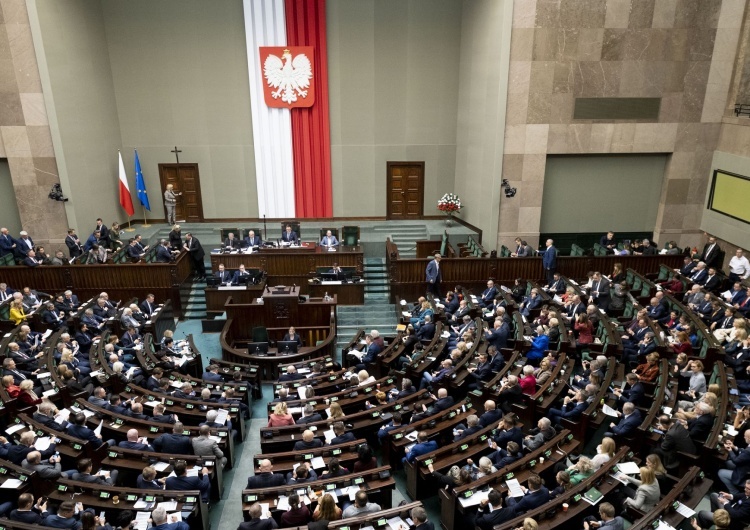 Obrady Sejmu RP  Konfederacja na podium. Jest najnowszy sondaż