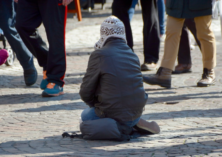 bezdomność Caritas Polska i Straż Miejska razem dla osób w kryzysie bezdomności