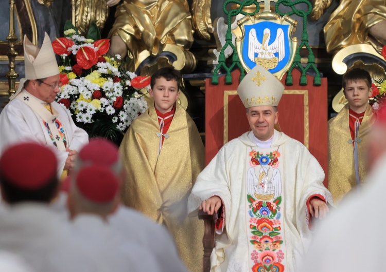 Od lewej: kard. Grzegorz Ryś, bp Wojciech Osial Ingres bp. Wojciecha Osiala do Bazyliki Katedralnej w Łowiczu