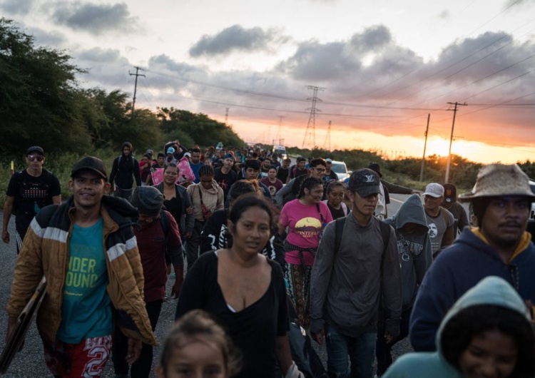 Fala imigrantów zmierzająca z Meksyku do granicy z USA Fala imigrantów zmierza do granicy z Teksasem. Chcą zdążyć przed inauguracją Trumpa