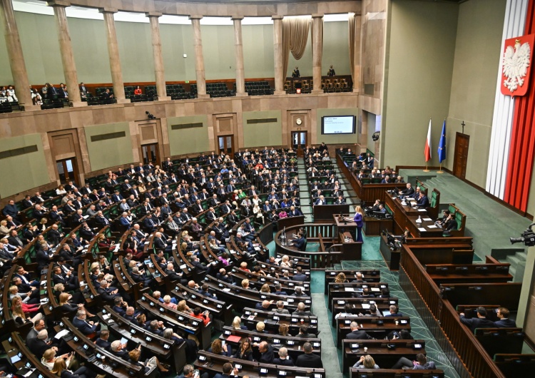 Obrady Sejmu RP Fatalne wieści dla koalicji. Analiza eksperta nie pozostawia złudzeń