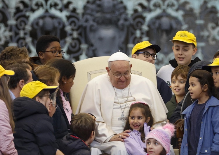 Papież Franciszek w towarzystwie dzieci Franciszek: ludobójstwo kulturowe dokonuje się, gdy okradamy dzieci z ich przyszłości