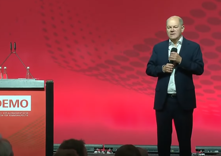 Kanclerz Niemiec Olaf Scholz Olaf Scholz wygrywa walkę o przywództwo w SPD