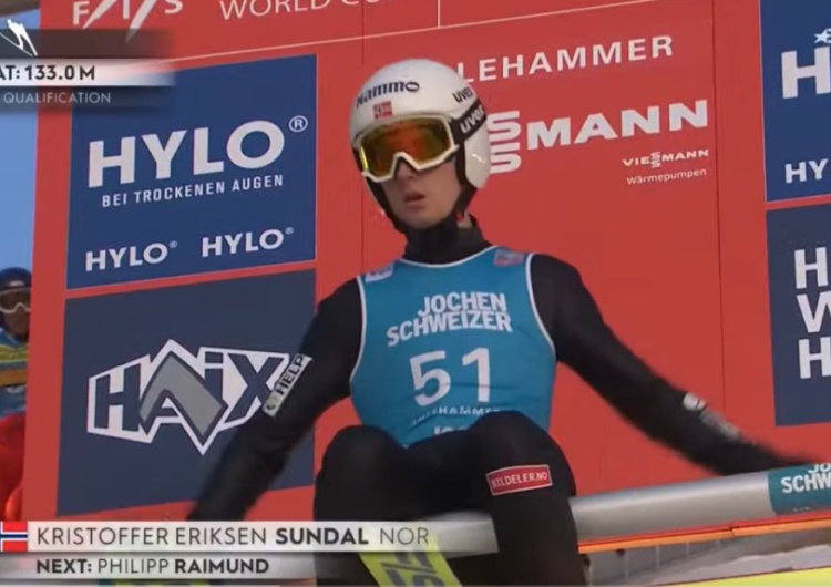 Kristoffer Eriksen Sundal na belce w Lillehammer Niewiarygodna sytuacja w Lillehammer. Skoczek zepchnięty z belki