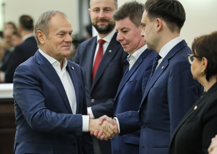 Donald Tusk z członkami Rady Ministrów Potężne uderzenie w kieszenie Polaków. Tak rząd Tuska chce wychodzić z procedury nadmiernego deficytu