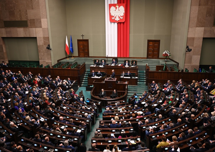 Obrady Sejmu RP Sejm uchwalił ustawę ws. wolnej Wigilii. Alfred Bujara: 