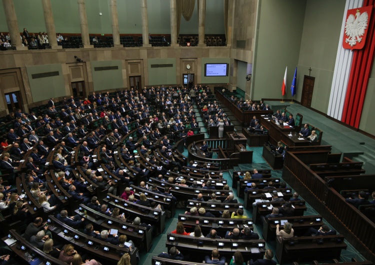 Obrady Sejmu RP Tylko dwie partie notują wzrost poparcia. Zobacz najnowszy sondaż