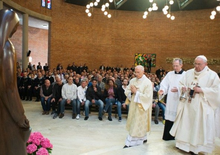 Ojciec Święty w czasie wizyty w kaplicy więzienia Rebibbia  Projekt 