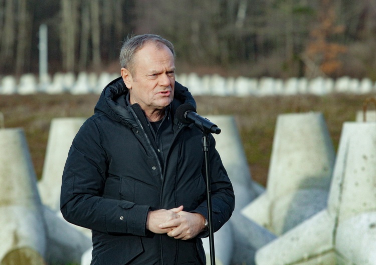 Donald Tusk Tusk zaprosił na konferencję, na której nie można było zadawać pytań. To nic, Monika Rutke zapytała Mariusza Błaszczaka