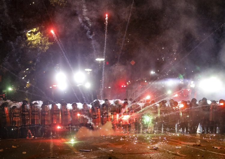 Protesty w Gruzji Protesty w Gruzji. W stronę policji odpalono fajerwerki