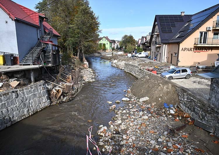 Zniszczenia po powodzi w Stroniu Śląskim Powodzianie wciąż czekają na pomoc. 