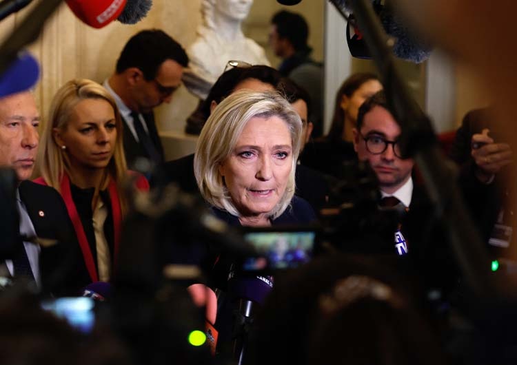 Marine Le Pen zdecydowała, że poprze wniosek o wotum nieufności wobec rządu Michela Barniera Rząd Francji na skraju upadku. Marine Le Pen zdecydowała