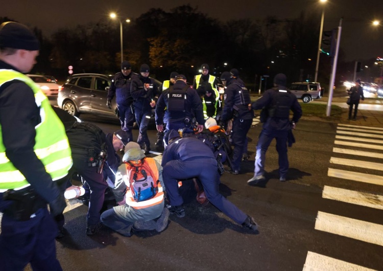 Ekoaktywiści z Ostatniego Pokolenia podczas protestu na Wisłostradzie Ostatnie Pokolenie może być spokojne. Ratusz nie wypowie im preferencyjnego najmu