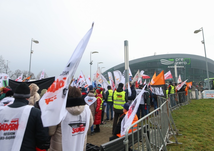 Protest związkowców w Gliwicach Górnicy i hutnicy manifestują przed PreZero Areną Gliwice, gdzie odbywa się konwencja KO