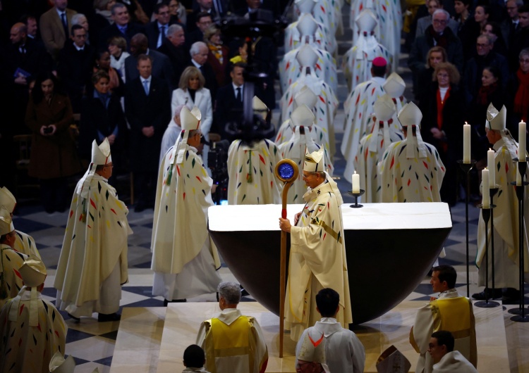 Niedzielna Msza św. w katedrze Notre Damę w Paryżu Pierwsza Msza św. w ponownie otwartej katedrze Notre-Dame w Paryżu