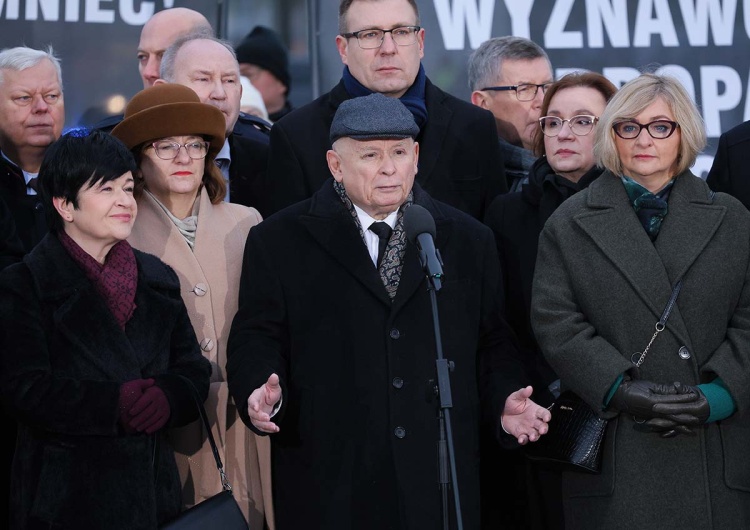 Prezes PiS Jarosław Kaczyński na placu Piłsudskiego w Warszawie Krzyki na miesięcznicy smoleńskiej. Kaczyński: To bezczelna agentura Putina