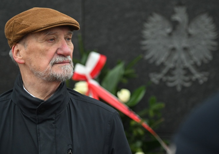 Poseł PiS Antoni Macierewicz Prowokatorzy zakłócili miesięcznicę smoleńską. Jest komentarz Antoniego Macierewicza