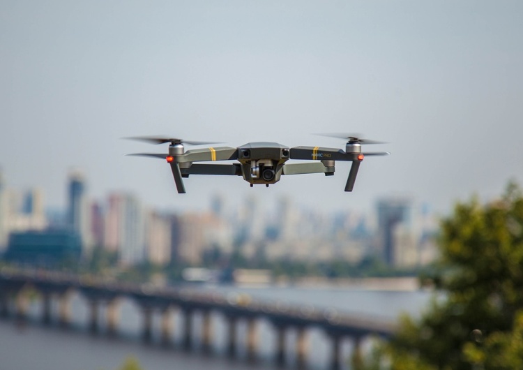 Dron, zdjęcie podglądowe Tajemnicze drony nad amerykańską bazą. Zachodnie służby badają sprawę