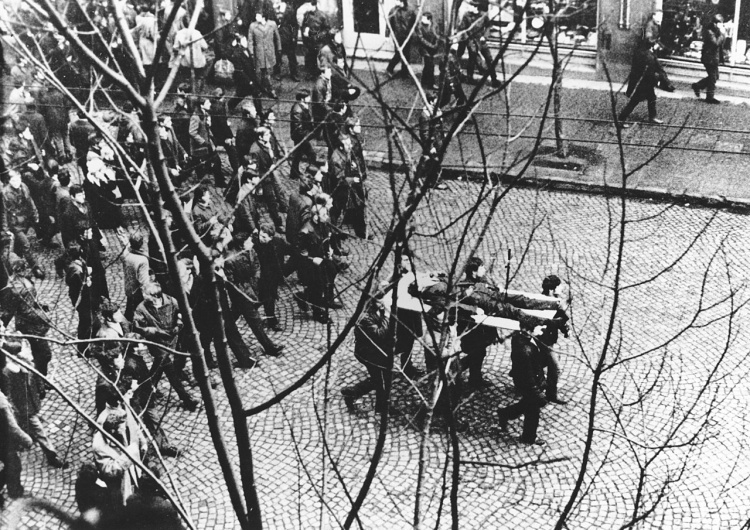 Grudzień 1970 w Gdyni: Ciało Zbyszka Godlewskiego niesione przez demonstrantów 