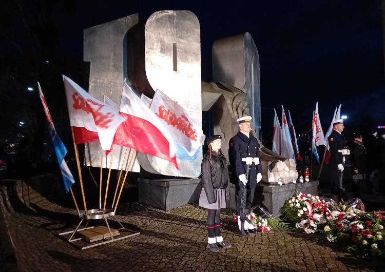 Uroczystości 54. rocznicy gdyńskiego Czarnego Czwartku - pomnik Ofiar Grudnia'70 