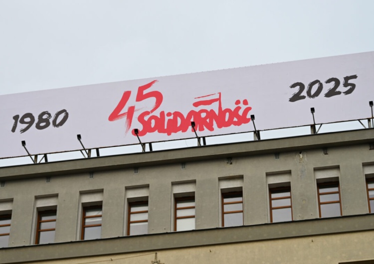 Baner 45-lecia Solidarności na budynku KK NSZZ 