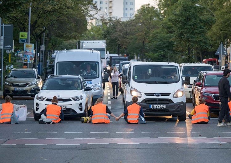 Ostatnie Pokolenie blokuje jedną z niemieckich ulic To koniec blokad dróg? Ostatnie Pokolenie zmienia nazwę i cele