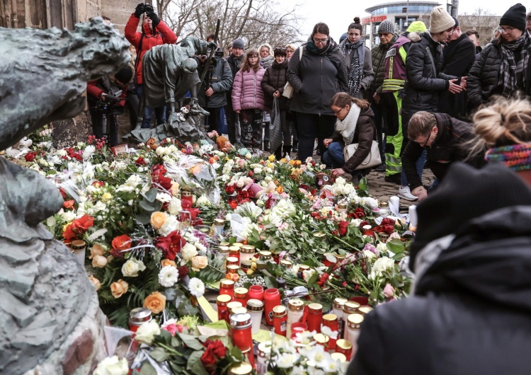 Ludzie opłakujący tragicznie zmarłych w ataku na jarmark bożonarodzeniowy  Atak na jarmark w Magdeburgu. Nowe wstrząsające ustalenia 