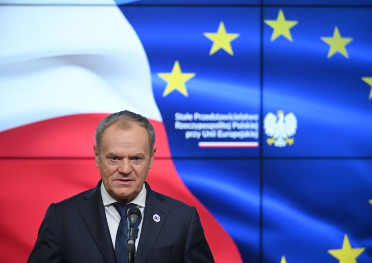 Donald Tusk Prof. Cenckiewicz sięgnął po książkę Tuska: Jestem największym fanem