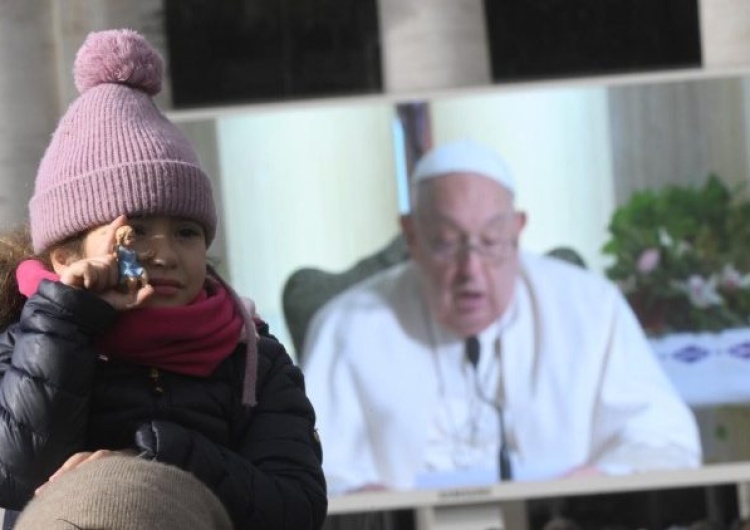 Papież Franciszek Papież chory. Modlitwa wyświetlana na telebimach: żadne dziecko nie jest 