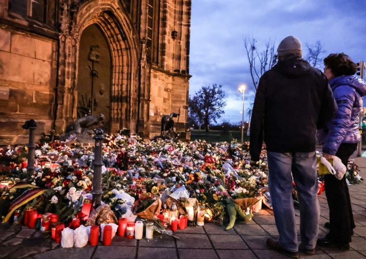 Magdeburg, kwiaty i znicze składane w hołdzie ofiarom zamachu „Nie pozwólmy, aby przemoc miała ostatnie słowo”. Nabożeństwo żałobne w Magdeburgu